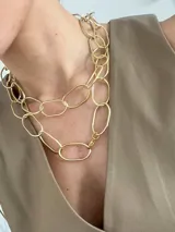 Cadena dorada hecha a mano en bronce con eslabones ovalados grandes. Se puede usar doble como collar o larga como caderín.