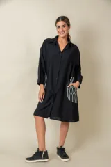 Túnica marrón de viscosa texturizada con cierre de botones, bolsillos laterales y detalle de rayas verticales en los bolsillos.