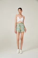 Short de viscosa con cintura elastizada y lazo ajustable. Estampado con hojas en tonos celeste, verde y amarillo sobre fondo beige.