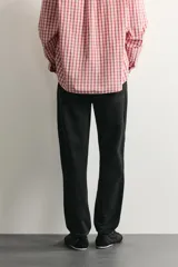Jeans de corte slim cropped confeccionados en denim de algodón rígido con efecto lavado. Presentan tiro medio, cierre frontal con cremallera y botón, y diseño clásico de cinco bolsillos.