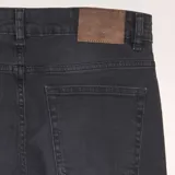 Pantalón jean de hombre, corte slim, color gris oscuro con efecto lavado.