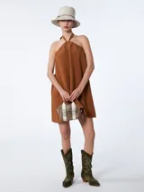 Vestido corto color marrón, sin mangas, con lazo regulable en el cuello.