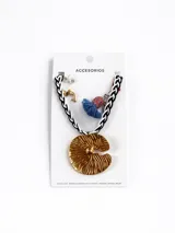 Collar con cadena trenzada en blanco y negro, dije dorado en forma de letra C, dije de delfín dorado, dije de estrella blanca y borla azul y roja.