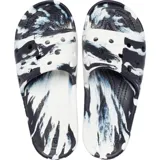 Sandalias Crocs Classic Slide con efecto jaspeado en blanco y negro.