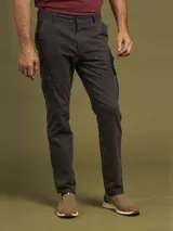 Pantalón cargo gris oscuro de corte clásico, con bolsillos laterales y traseros con solapa. Confeccionado en algodón y spandex.