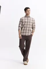 Camisa de manga larga confeccionada en viyela de algodón con diseño de cuadros en tonos azul y verde. Presenta cierre frontal con botones, cuello clásico y bolsillo en el pecho.