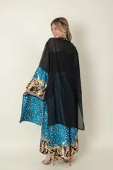 Túnica larga con estampado animal print en tonos celeste y blanco, con detalles de seda estampada con motivos barrocos en mangas y ruedo.