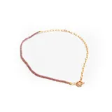 Collar corto rosado con cadena dorada y cierre de gancho.