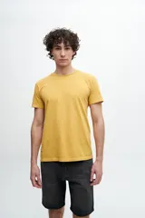 Remera de mangas cortas color amarillo mostaza, con cuello redondo.