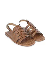 Sandalias planas de cuero color marrón con diseño de tiras cruzadas estilo romano y textura efecto cocodrilo. Cuenta con tira ajustable con hebilla metálica en el tobillo y suela baja.