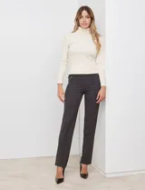 Pantalón de vestir marrón de la marca Zac & Rachel, corte recto, con bolsillos metálicos simulados en la parte delantera y bolsillos ojal simulados en la parte trasera.