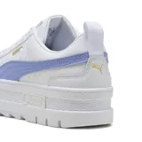 Championes Puma modelo Mayze Classic, de diseño urbano con plataforma elevada. Presentan una base blanca con la franja lateral característica de la marca en color lila y detalles de logo en dorado.