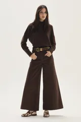 Polera de tejido de punto color azul, con cuello alto, manga larga y puños acanalados.