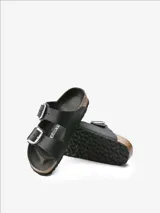 Sandalias Birkenstock Arizona Big Buckle negras de cuero nobuk engrasado, con dos correas ajustables con hebillas grandes plateadas y plantilla anatómica de corcho y látex cubierta de cuero liso.