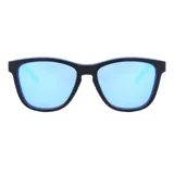 Lentes de sol unisex, con marco negro y borde azul. Lentes espejados polarizados color celeste.
