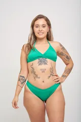 Bombacha vedetina de tiro alto color naranja, con cintura en forma de V.