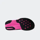 Championes de running New Balance FuelCell Rebel v5, color rosado con entresuela alta y logo N en gris oscuro.