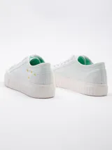 Zapatillas bajas de lona color celeste con plataforma blanca texturada y detalle de flores bordadas en el lateral.