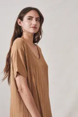 Vestido maxi color camel de viscosa y elastano, con cuello redondo, mangas cortas y cinturón fino.