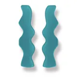 Par de aros colgantes con forma ondulada, color lila.