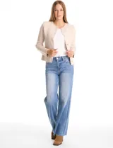 Chaqueta de punto color beige, con cuello redondo, cierre frontal mediante botones metálicos y bolsillos aplicados en la parte delantera.