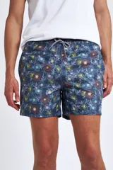Short de baño con estampado floral sobre fondo azul marino, cuenta con cintura elástica con cordón ajustable, bolsillos laterales y bolsillo trasero.
