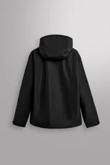 Cazadora deportiva color marrón confeccionada en tejido técnico de tres capas con membrana impermeable. Cuenta con cuello alto con capucha ajustable, mangas largas con puños reforzados ajustables, aberturas con cremallera en axilas, bolsillos frontales con cremallera y bajo ajustable con elásticos laterales.