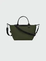 Bolso de mano tipo tote de la línea Le Pliage Energy de Longchamp, en color beige con detalles en negro. Cuenta con asas cortas, solapa frontal con cierre de botón a presión y correa lateral con cordón ajustable.