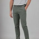Pantalón de gabardina azul marino, diseño chino sport de corte recto, con bolsillos laterales y traseros, cierre frontal con botón y cremallera.