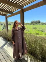 Vestido camisero amplio y largo color marrón chocolate, fabricado en Italia, con botones de nácar, cuello camisero y bolsillos laterales.