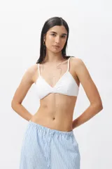 Top de bikini rojo con escote cruzado, breteles finos regulables y cierre trasero con broche.