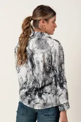 Camisa de manga larga con estampado abstracto en blanco, negro y gris.