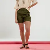 Short de vestir color crudo, de tiro alto, con bolsillos laterales y detalle de botones decorativos en la cintura.