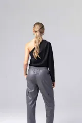 Top asimétrico color visón con una manga larga.