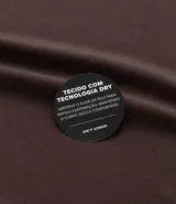 Remera deportiva de manga corta y cuello redondo, confeccionada con tecnología Dry para mayor transpirabilidad y control de la humedad. Presenta un diseño liso en color verde claro con un pequeño estampado de lettering en la parte inferior.