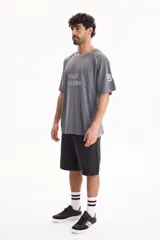 Bermuda de jean de algodón estilo baggy color negro.