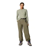 Pantalón de senderismo Columbia color verde oliva, de corte holgado y diseño funcional. Cuenta con cintura elástica parcial, cinturón integrado ajustable, bolsillos laterales y traseros con cierre, y puños ajustables con cordón.