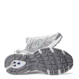 Championes New Balance 530 de estilo retro running, confeccionados con malla transpirable blanca y detalles metalizados en tono plateado. Cuentan con la icónica letra "N" en los laterales, suela amortiguada y cordones blancos.