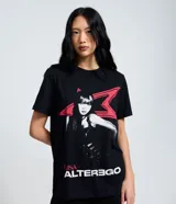 Remera de algodón color negro con estampa frontal de la cantante Lisa y el logo del álbum Alterego en colores rojo y blanco. Presenta cuello redondo y mangas cortas.