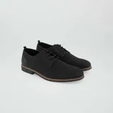 Zapatos de vestir negros con cordones y suela marrón.