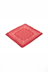 Pañuelo cuadrado estilo bandana en color rojo con estampado tradicional en blanco.