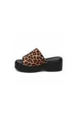 Sandalia de plataforma color negro con capellada ancha acolchada, diseño minimalista y suela corrida.