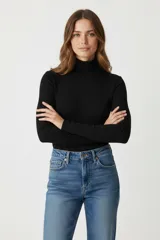 Polera negra de algodón y elastano, ajustada al cuerpo y con cuello alto.