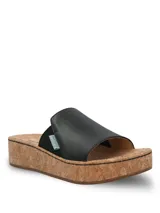 Sandalias Hush Puppies modelo Corla, de color negro con suela de plataforma de corcho y banda ancha de cuero en el empeine.