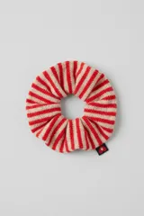 Colita de pelo de tejido de punto con diseño a rayas horizontales en color rojo y beige, con pequeña etiqueta lateral con logo.