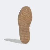 Championes Adidas modelo Sambae, con exterior de cuero blanco, detalles en rosado en las tres tiras laterales y suela de plataforma de caucho color caramelo.