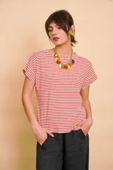 Remera de corte holgado, con diseño a rayas horizontales en color crudo y azul marino, cuello redondo y mangas cortas con vuelta.