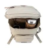 Mochila matera de diseño vertical, color gris azulado, con acabado acolchado y cierres frontales. Cuenta con un compartimento principal espacioso, un bolsillo frontal externo y un asa superior para transporte manual.