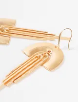 Aros colgantes plateados con forma de arco y flecos.