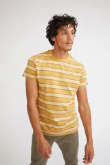Remera de hombre de manga corta y cuello redondo, con diseño de rayas horizontales en tonos mostaza, blanco y negro. Presenta un ajuste regular y logo pequeño estampado en el pecho.
